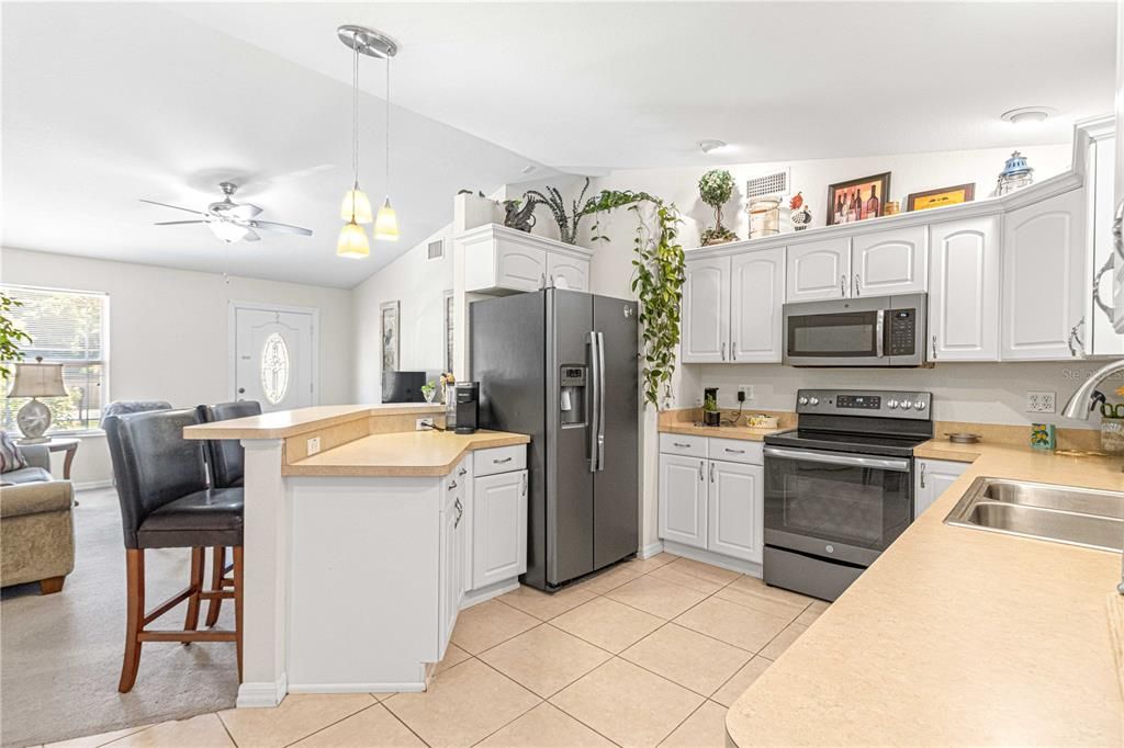 Active With Contract: $214,900 (3 beds, 2 baths, 1108 Square Feet)