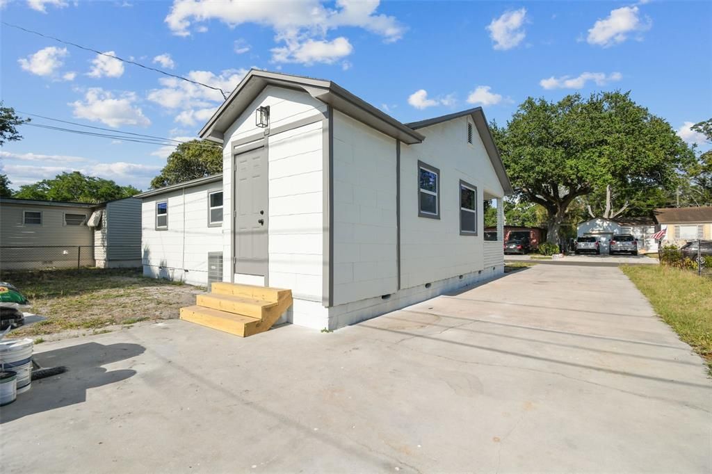 Active With Contract: $284,900 (3 beds, 1 baths, 992 Square Feet)