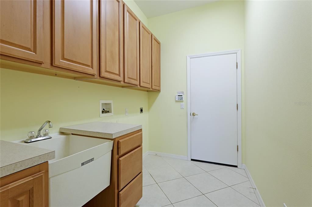 laundry in between kitchen and garage