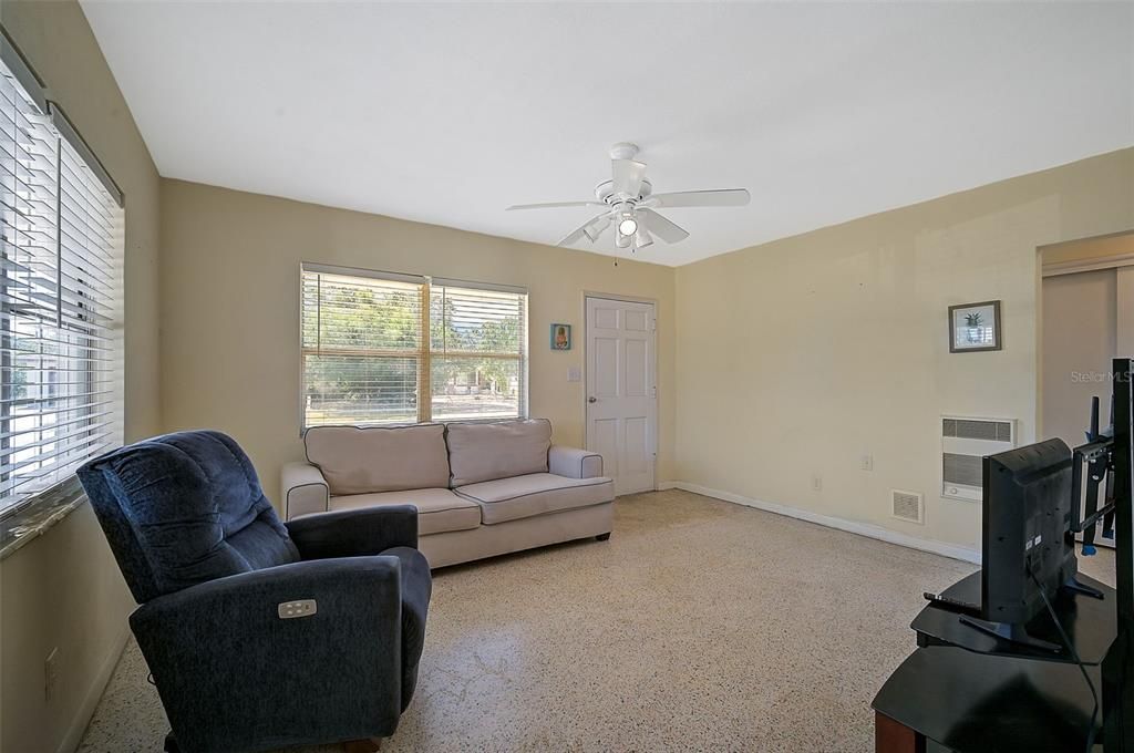 Active With Contract: $319,900 (2 beds, 1 baths, 839 Square Feet)