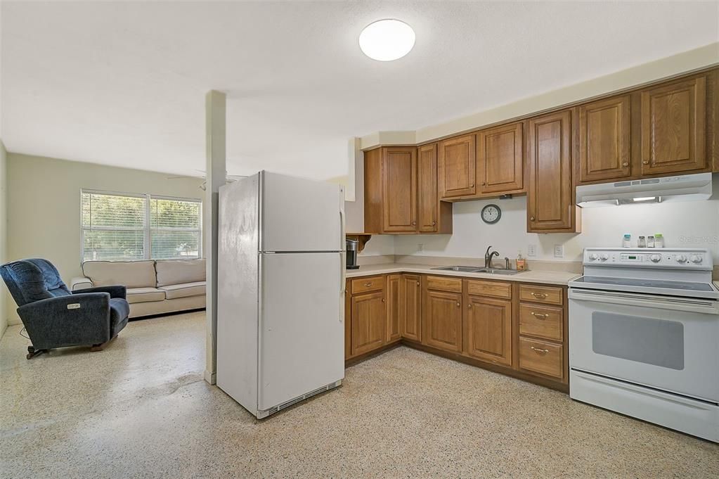 Active With Contract: $319,900 (2 beds, 1 baths, 839 Square Feet)