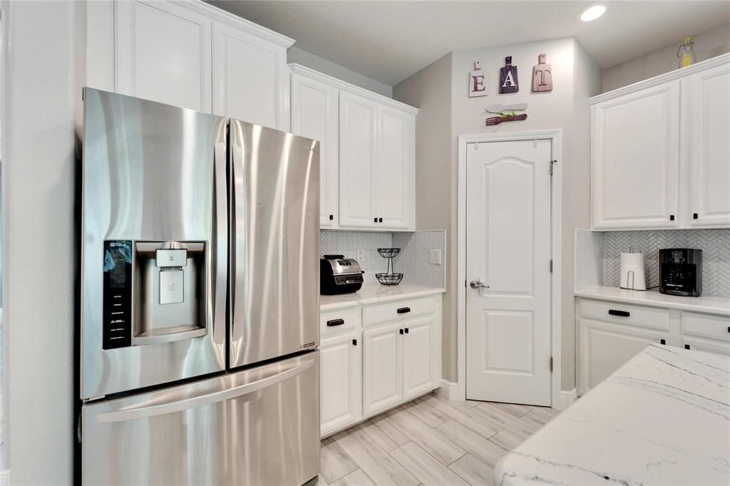 WALK IN PANTRY AND GREAT AMOUNT OF STORAGE AND FANTASTIC REFRIGERATOR FREEZER