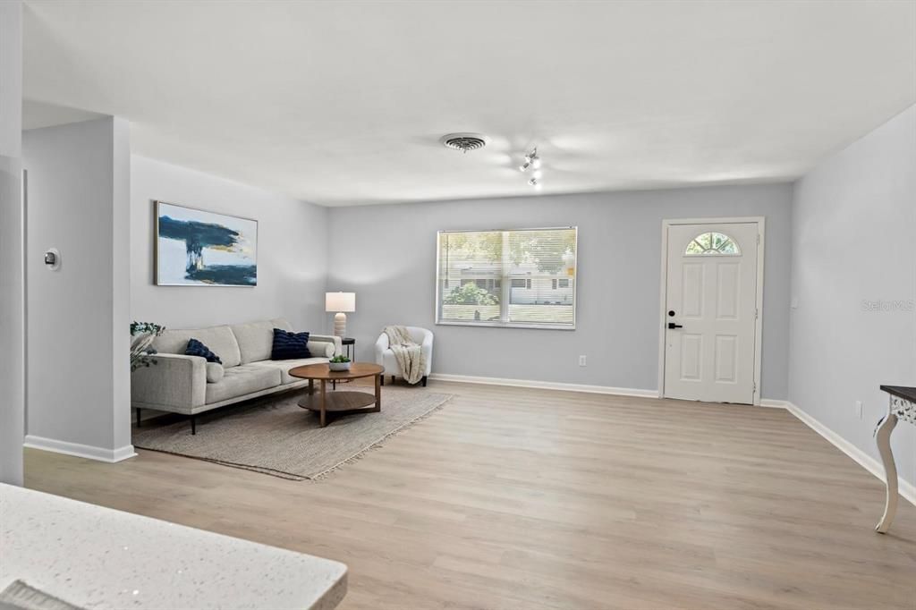 Active With Contract: $424,900 (3 beds, 2 baths, 1515 Square Feet)