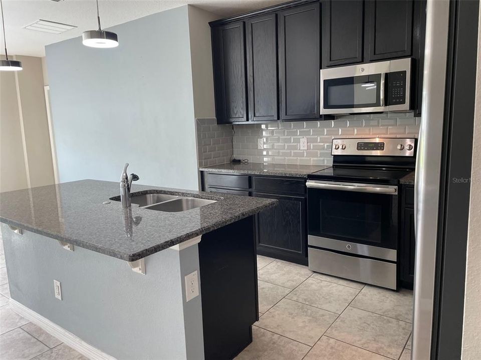 For Rent: $2,350 (3 beds, 2 baths, 1720 Square Feet)