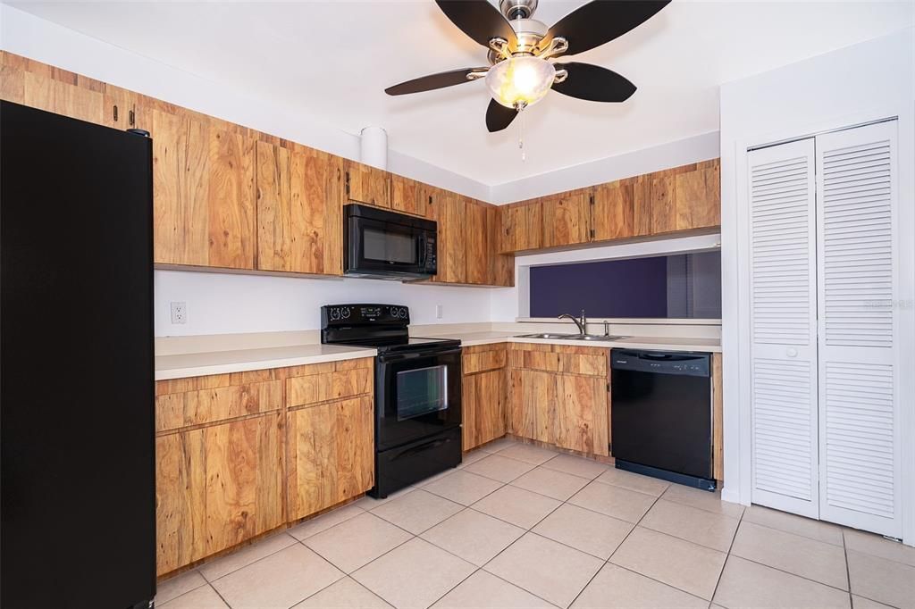 For Sale: $199,999 (2 beds, 2 baths, 1341 Square Feet)
