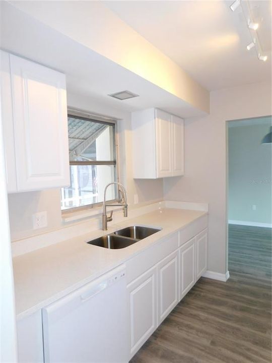 Active With Contract: $269,900 (2 beds, 1 baths, 1054 Square Feet)