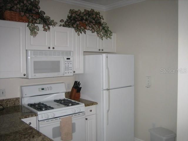 For Rent: $1,800 (1 beds, 1 baths, 890 Square Feet)