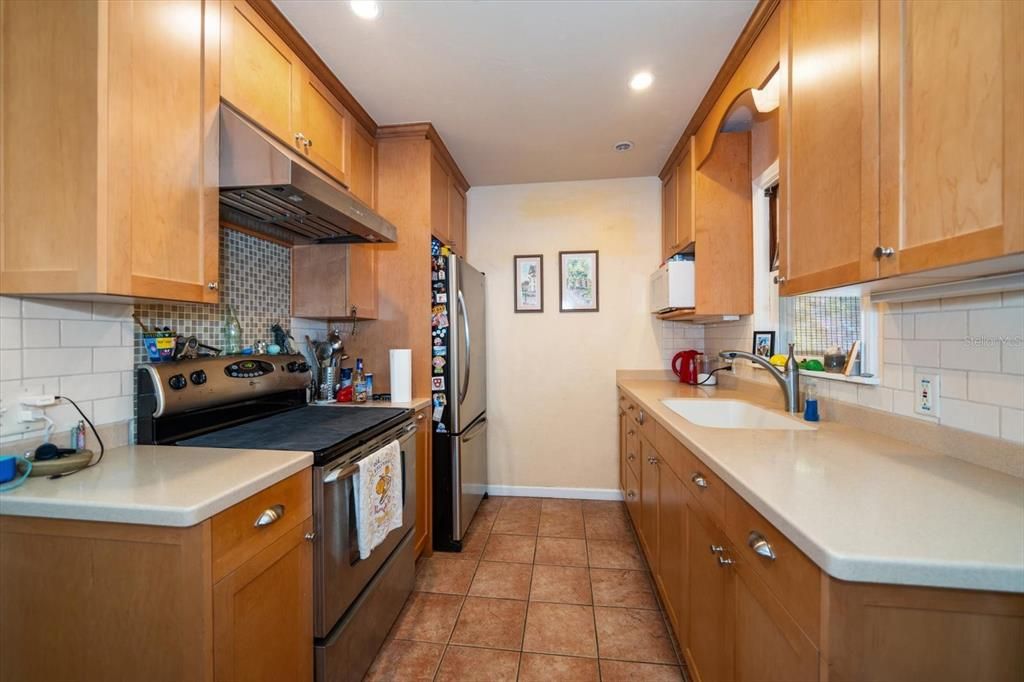 Recently Sold: $425,000 (2 beds, 1 baths, 976 Square Feet)
