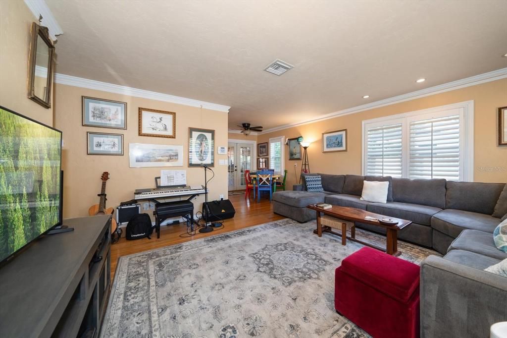 Active With Contract: $425,000 (2 beds, 1 baths, 976 Square Feet)