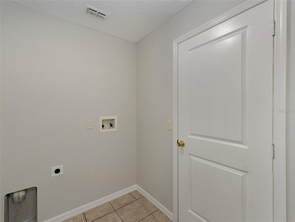 For Sale: $289,900 (3 beds, 2 baths, 1637 Square Feet)