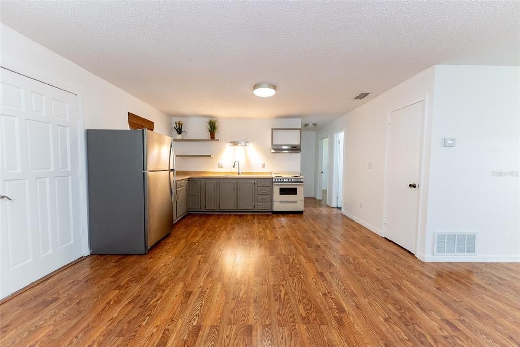 Active With Contract: $219,000 (2 beds, 2 baths, 949 Square Feet)