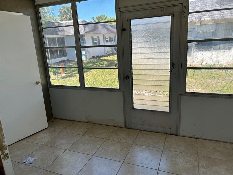 Active With Contract: $1,395 (2 beds, 1 baths, 831 Square Feet)