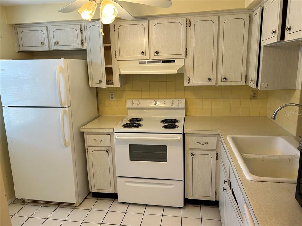 Active With Contract: $1,395 (2 beds, 1 baths, 831 Square Feet)