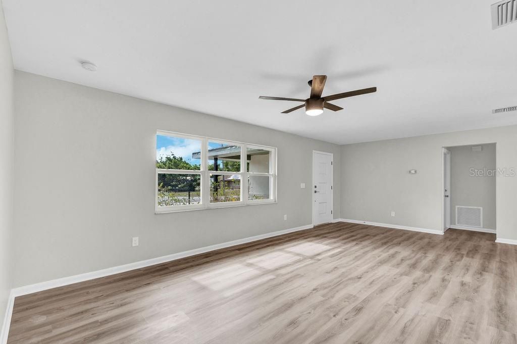 Active With Contract: $319,900 (3 beds, 2 baths, 1277 Square Feet)