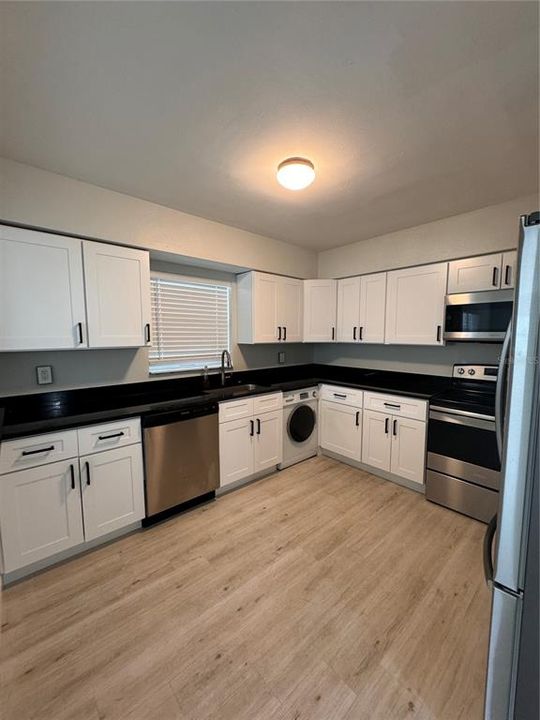 Active With Contract: $1,895 (3 beds, 1 baths, 949 Square Feet)