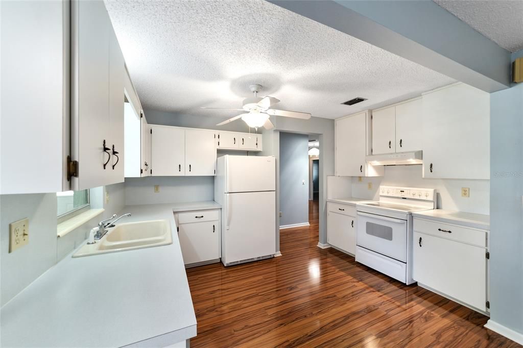 For Sale: $185,000 (2 beds, 2 baths, 1409 Square Feet)