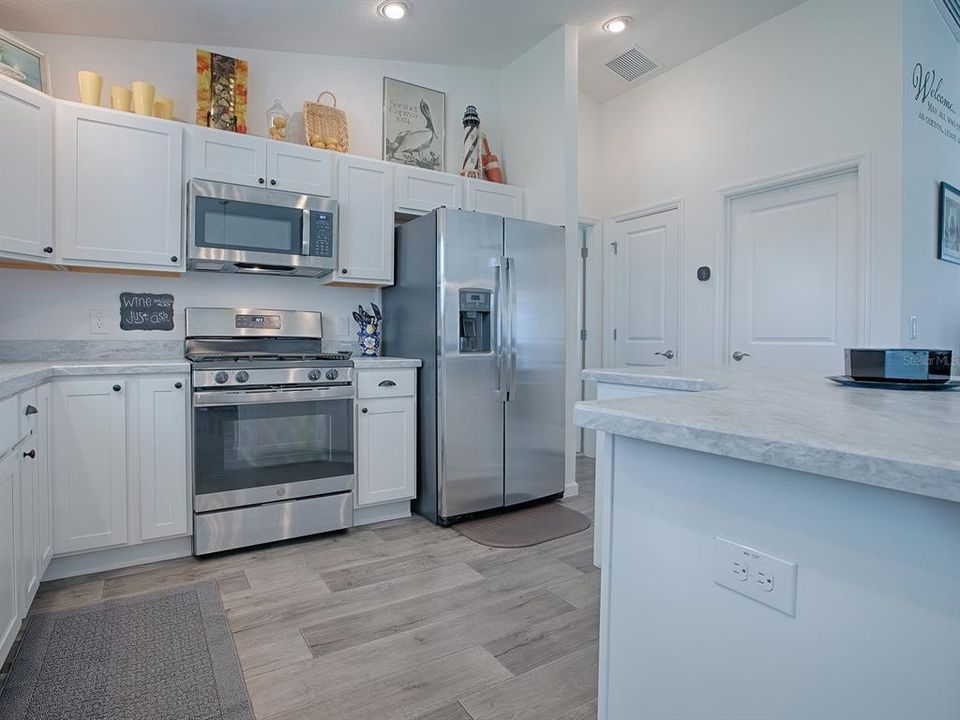 STAINLESS APPLIANCES WITH GAS STOVE!