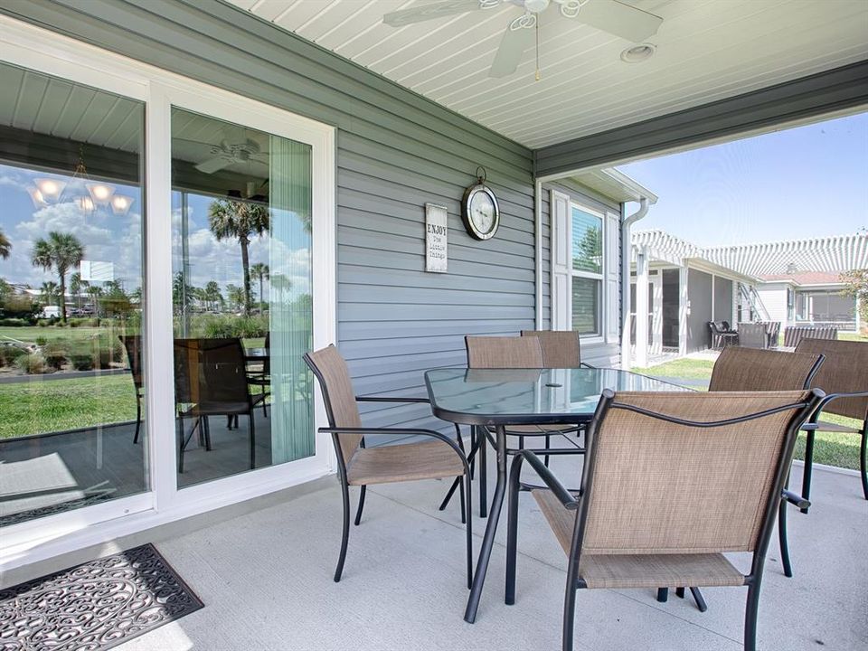 SLIDING GLASS DOORS FROM THE DINING ROOM OPEN OUT TO THE SCREENED LANAI AND VIEW!