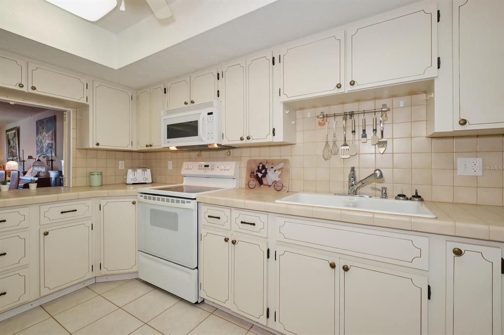For Sale: $305,000 (2 beds, 2 baths, 1380 Square Feet)