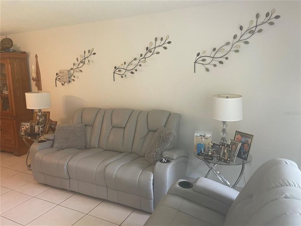 For Sale: $244,900 (2 beds, 2 baths, 914 Square Feet)