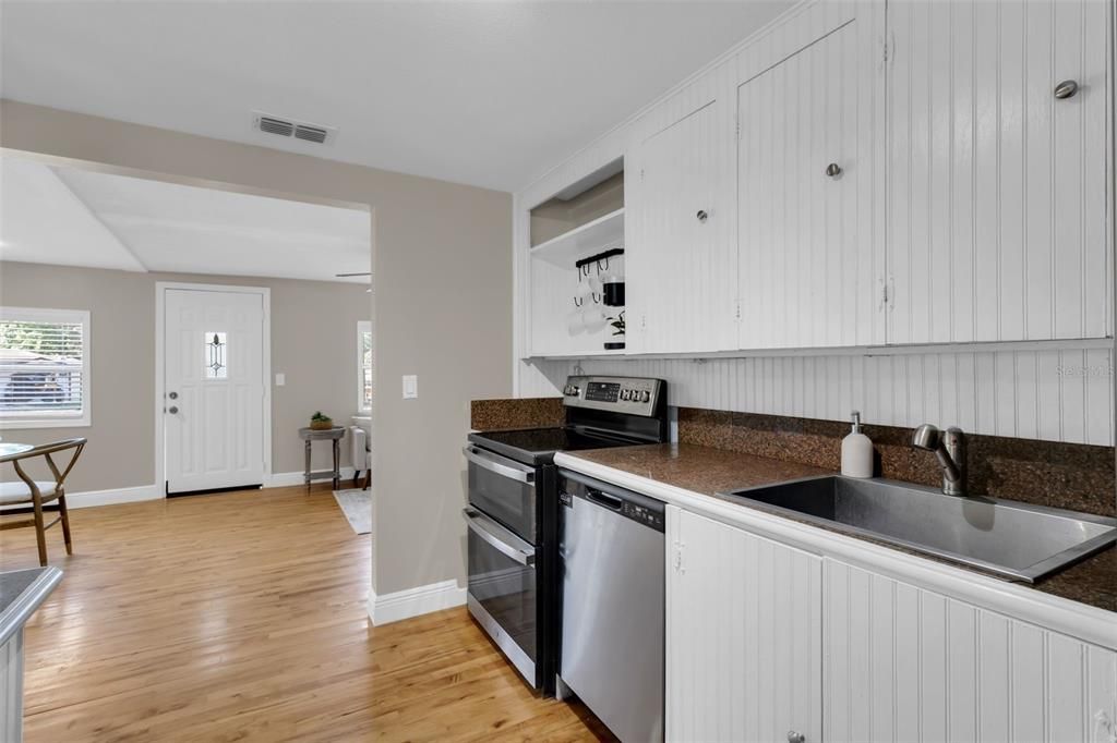 Active With Contract: $314,900 (2 beds, 1 baths, 816 Square Feet)