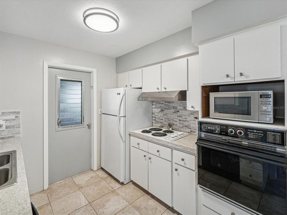 Active With Contract: $385,000 (2 beds, 1 baths, 1005 Square Feet)