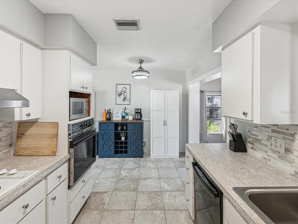Active With Contract: $385,000 (2 beds, 1 baths, 1005 Square Feet)