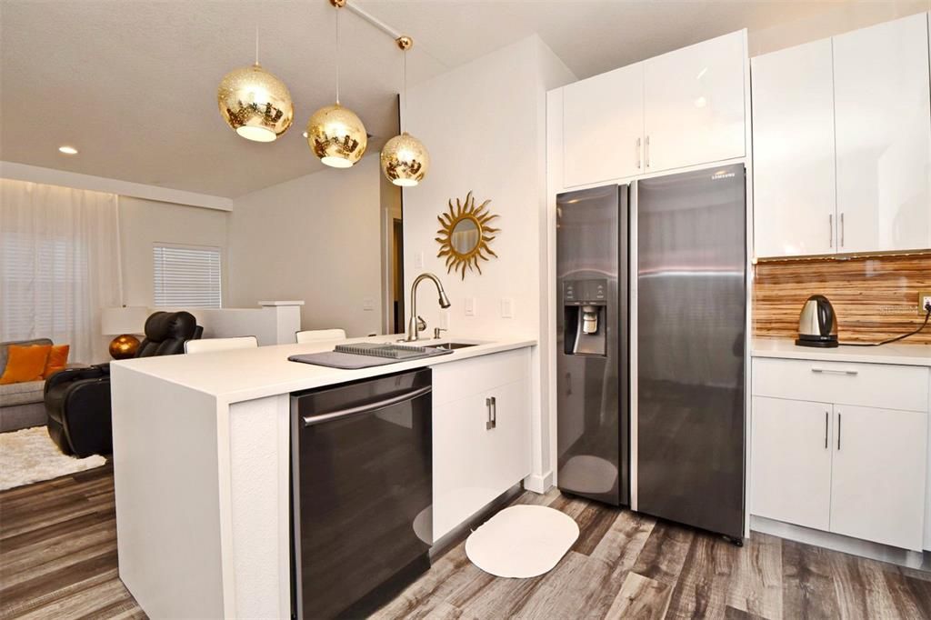 Active With Contract: $1,895 (2 beds, 1 baths, 1054 Square Feet)