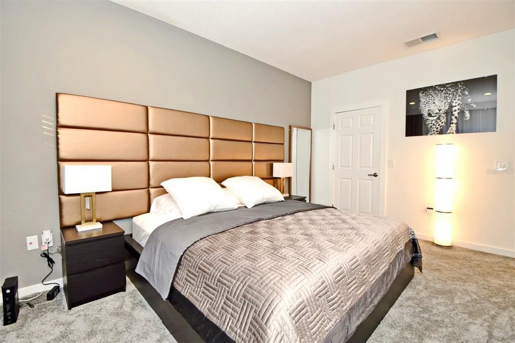 Active With Contract: $1,895 (2 beds, 1 baths, 1054 Square Feet)