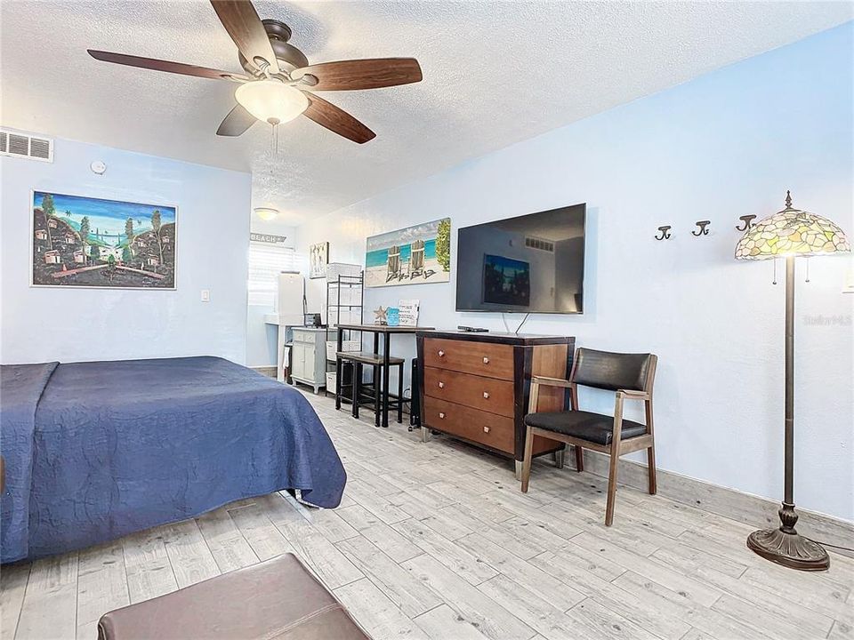 For Sale: $159,000 (1 beds, 1 baths, 322 Square Feet)