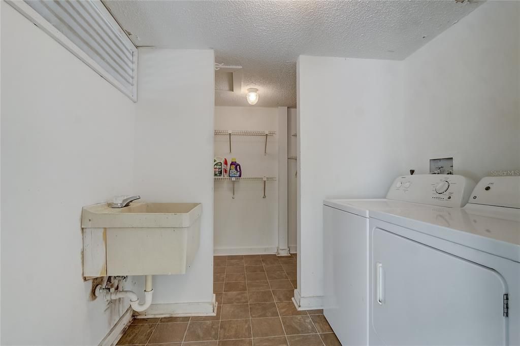 Active With Contract: $219,900 (2 beds, 2 baths, 1009 Square Feet)