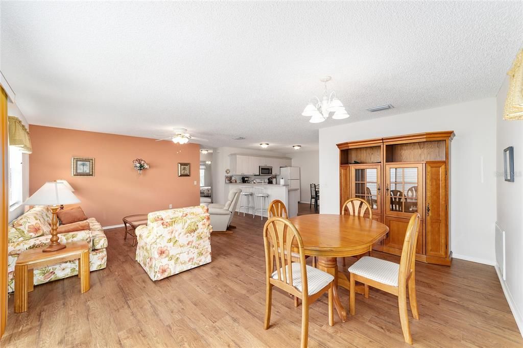 For Sale: $314,900 (2 beds, 2 baths, 1163 Square Feet)