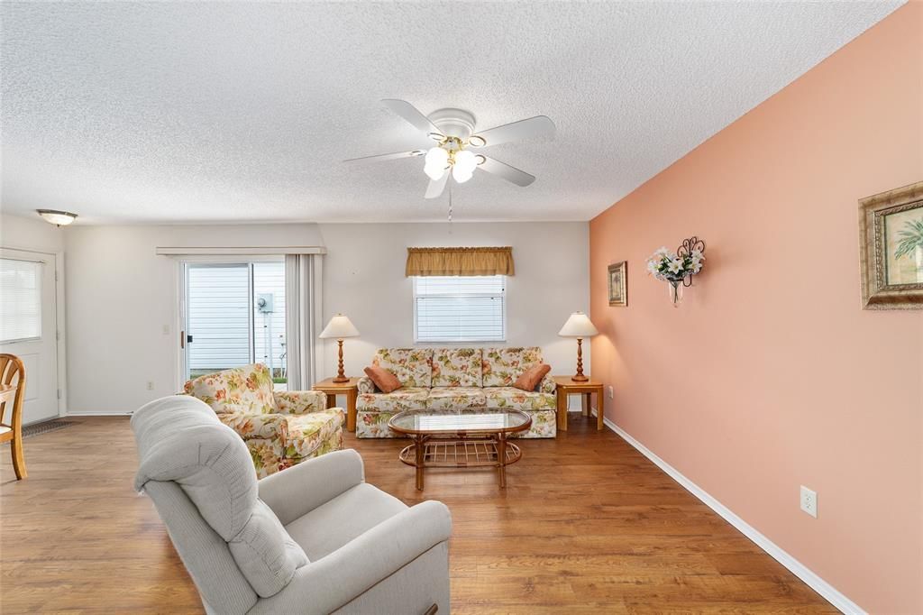 For Sale: $314,900 (2 beds, 2 baths, 1163 Square Feet)