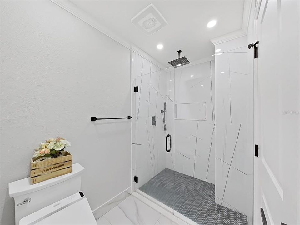 合同活跃: $385,000 (3 贝兹, 2 浴室, 1590 平方英尺)