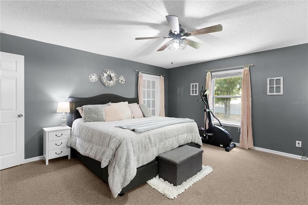 Primary Bedroom w/ceiling fan
