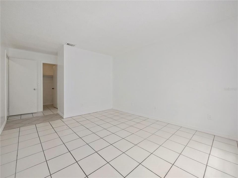 Active With Contract: $275,000 (2 beds, 2 baths, 995 Square Feet)
