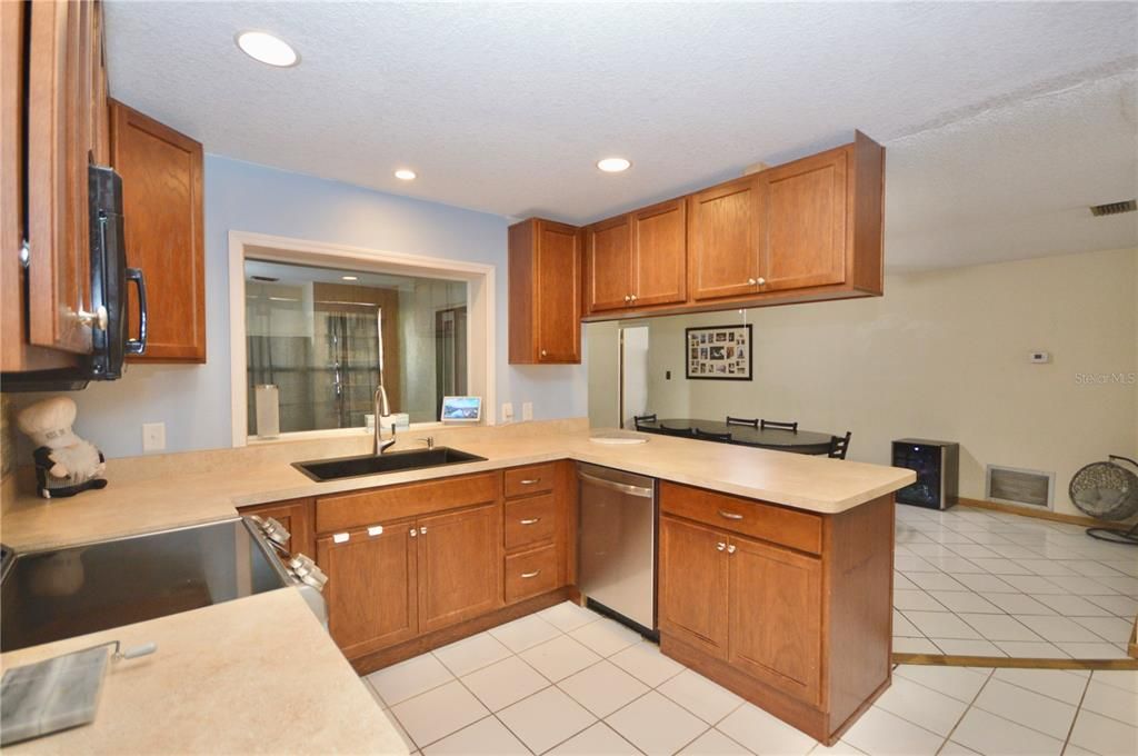 For Sale: $349,900 (2 beds, 2 baths, 1523 Square Feet)