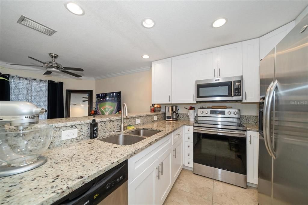 For Sale: $460,000 (2 beds, 2 baths, 956 Square Feet)