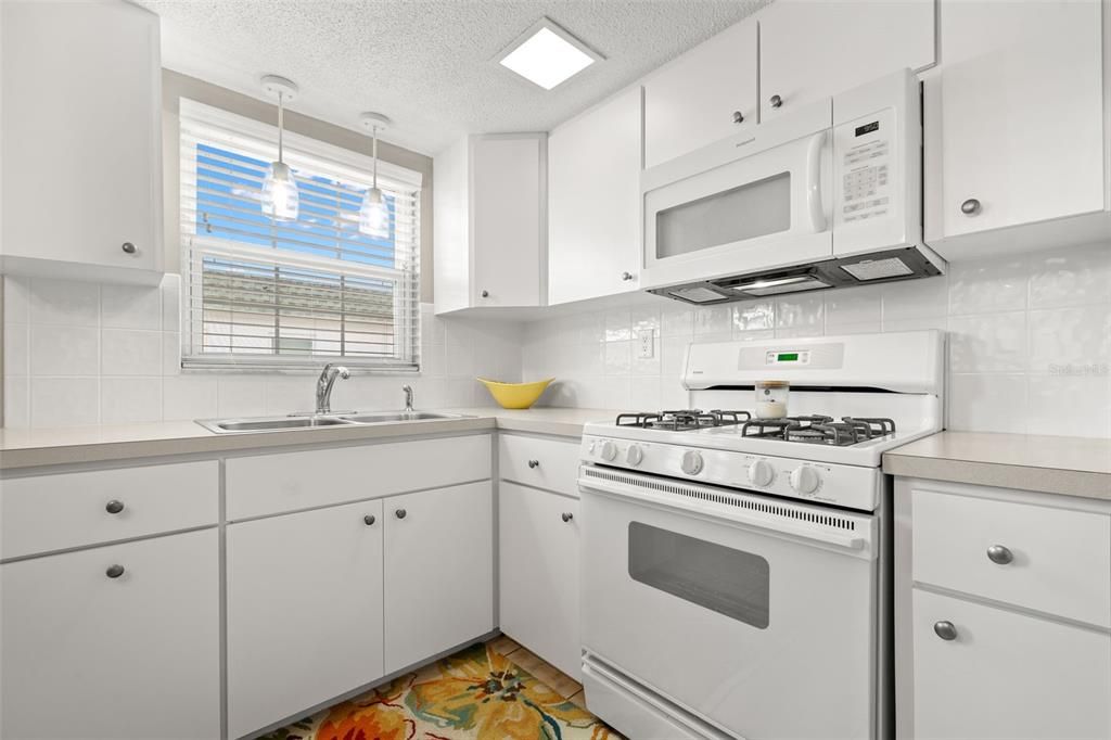 For Sale: $200,000 (2 beds, 2 baths, 885 Square Feet)