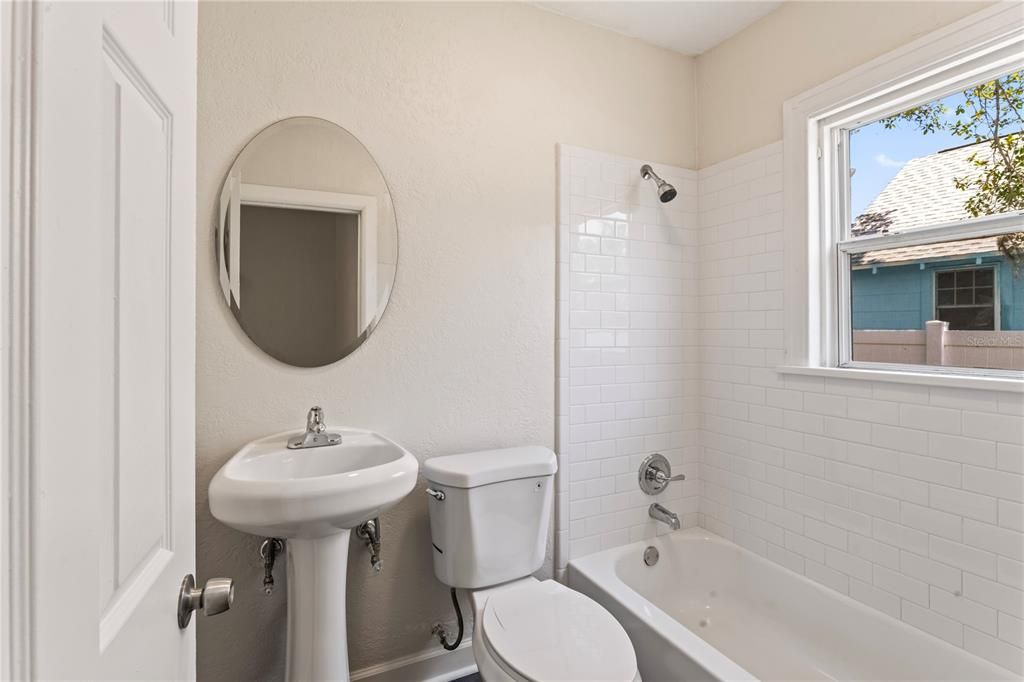 For Sale: $290,000 (2 beds, 1 baths, 876 Square Feet)