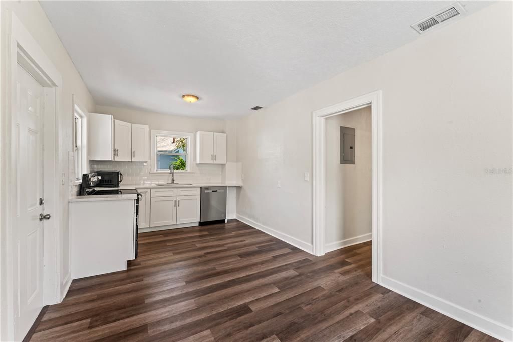 For Sale: $290,000 (2 beds, 1 baths, 876 Square Feet)
