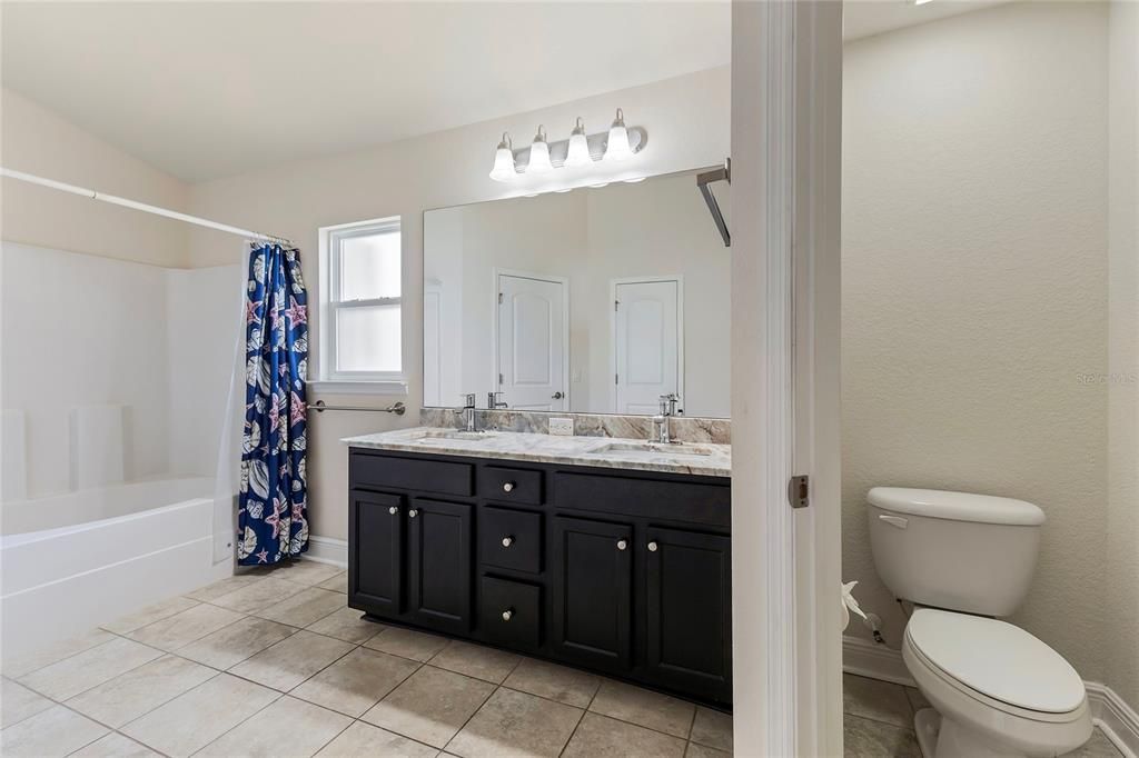Primary Bedroom En-Suite Bathroom w/ Walk-In Closet, Tub/Shower Combo, Dual Sinks, Private Toilet, Linen Closet