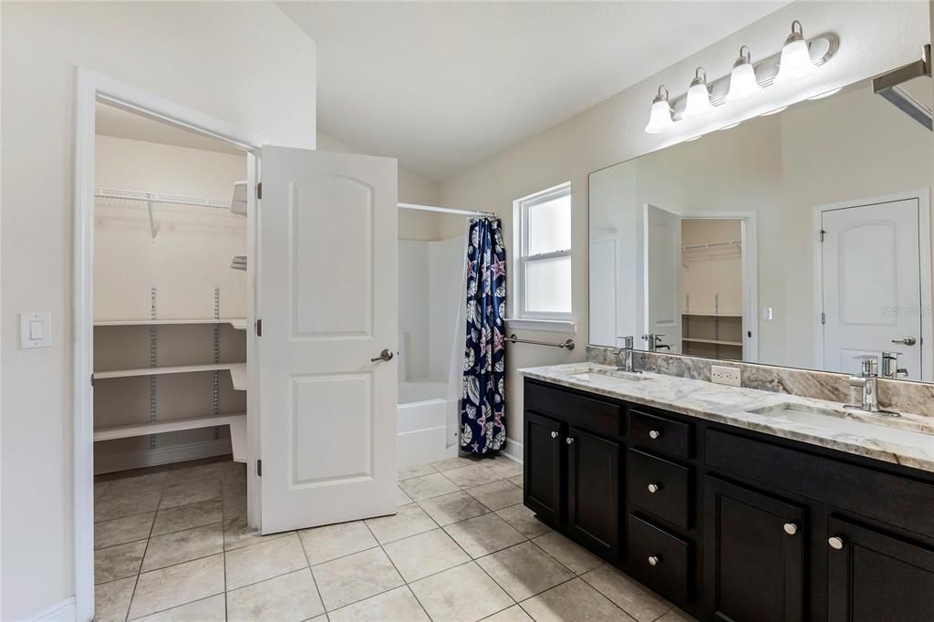 Primary Bedroom En-Suite Bathroom w/ Walk-In Closet, Tub/Shower Combo, Dual Sinks, Private Toilet, Linen Closet