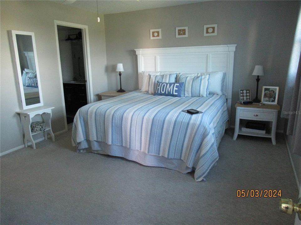 LARGE  MAIN BEDROOM KING SIZE BED