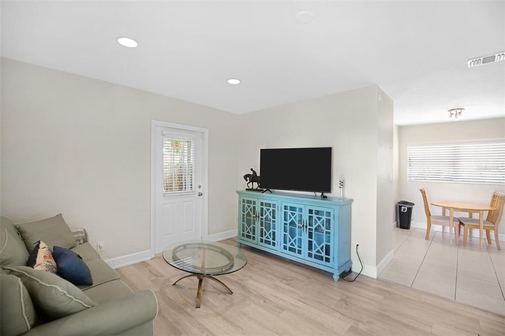 Recently Sold: $420,000 (2 beds, 1 baths, 900 Square Feet)