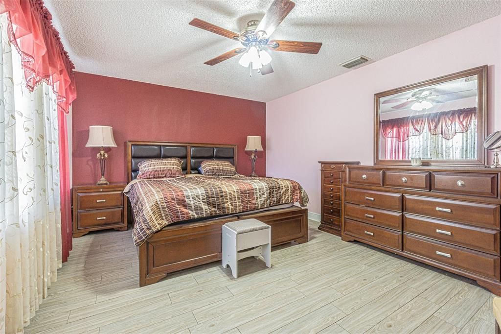 На продажу: $449,900 (3 спален, 2 ванн, 1420 Квадратных фут)