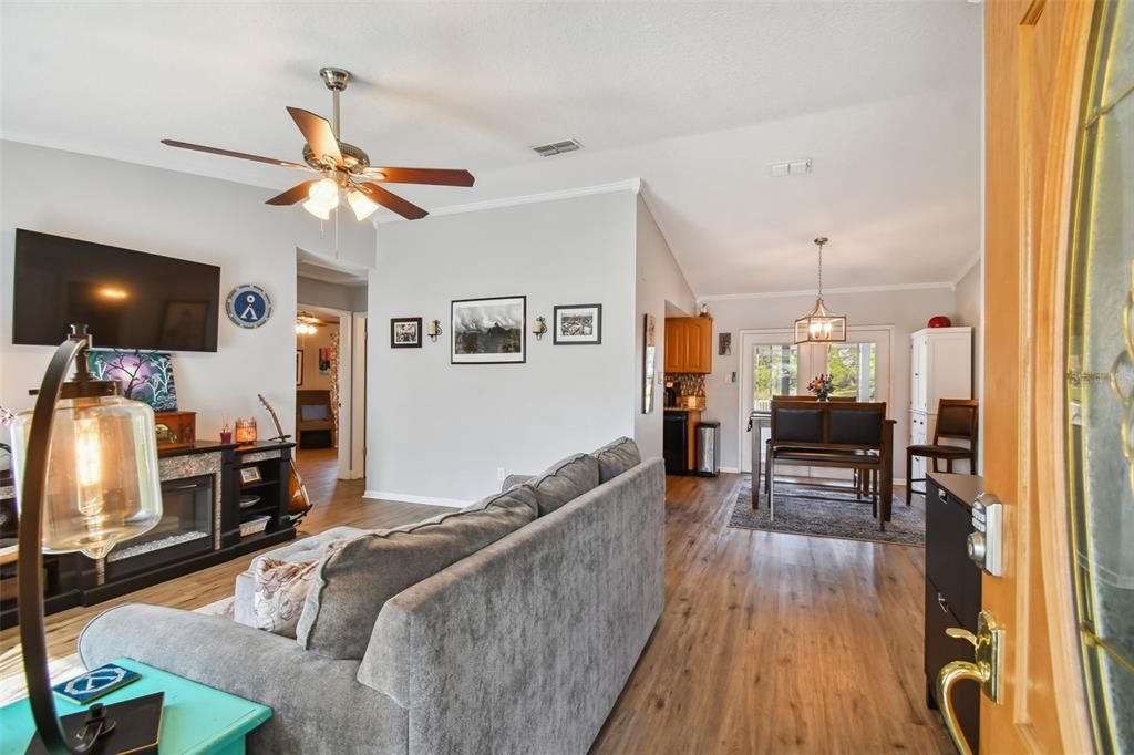 Active With Contract: $405,000 (3 beds, 2 baths, 1146 Square Feet)