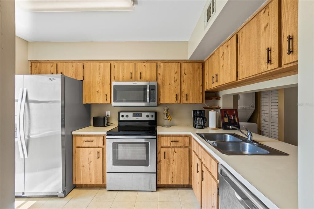 For Sale: $225,000 (2 beds, 2 baths, 914 Square Feet)