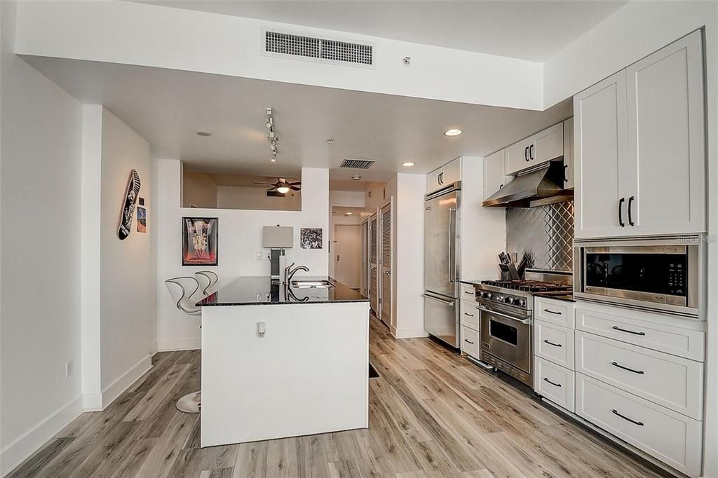 Active With Contract: $1,900 (1 beds, 1 baths, 615 Square Feet)
