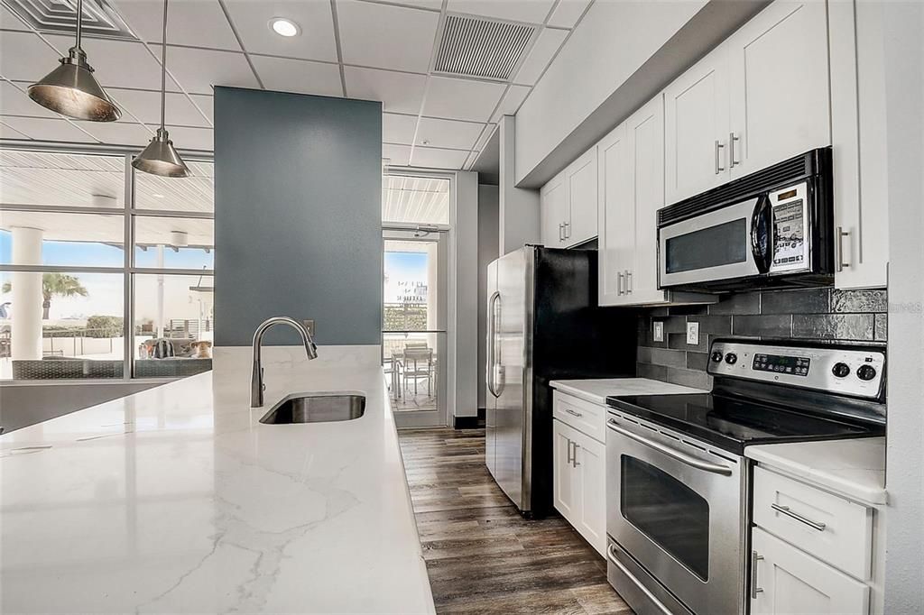 Active With Contract: $1,900 (1 beds, 1 baths, 615 Square Feet)